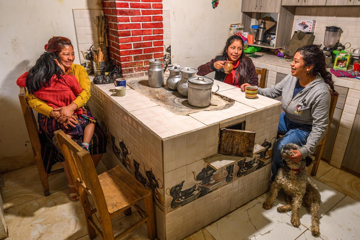 Familia guatemalteca cenando